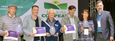 O diretor executivo da AVES, Nélio Hand (à direita), com os vencedores do Concurso de Qualidade de Ovos Capixaba