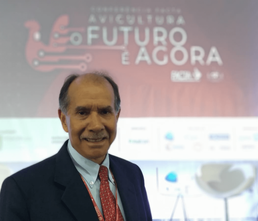 Edir Nepomuceno da Silva recebe o Prêmio Profissional do Ano da FACTA