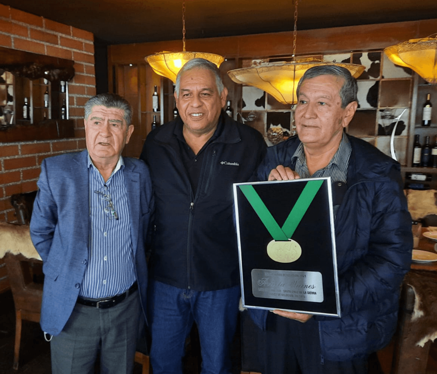 Cobb-Vantress premia Avícola Warnes por melhor Índice de Eclosão na Bolívia