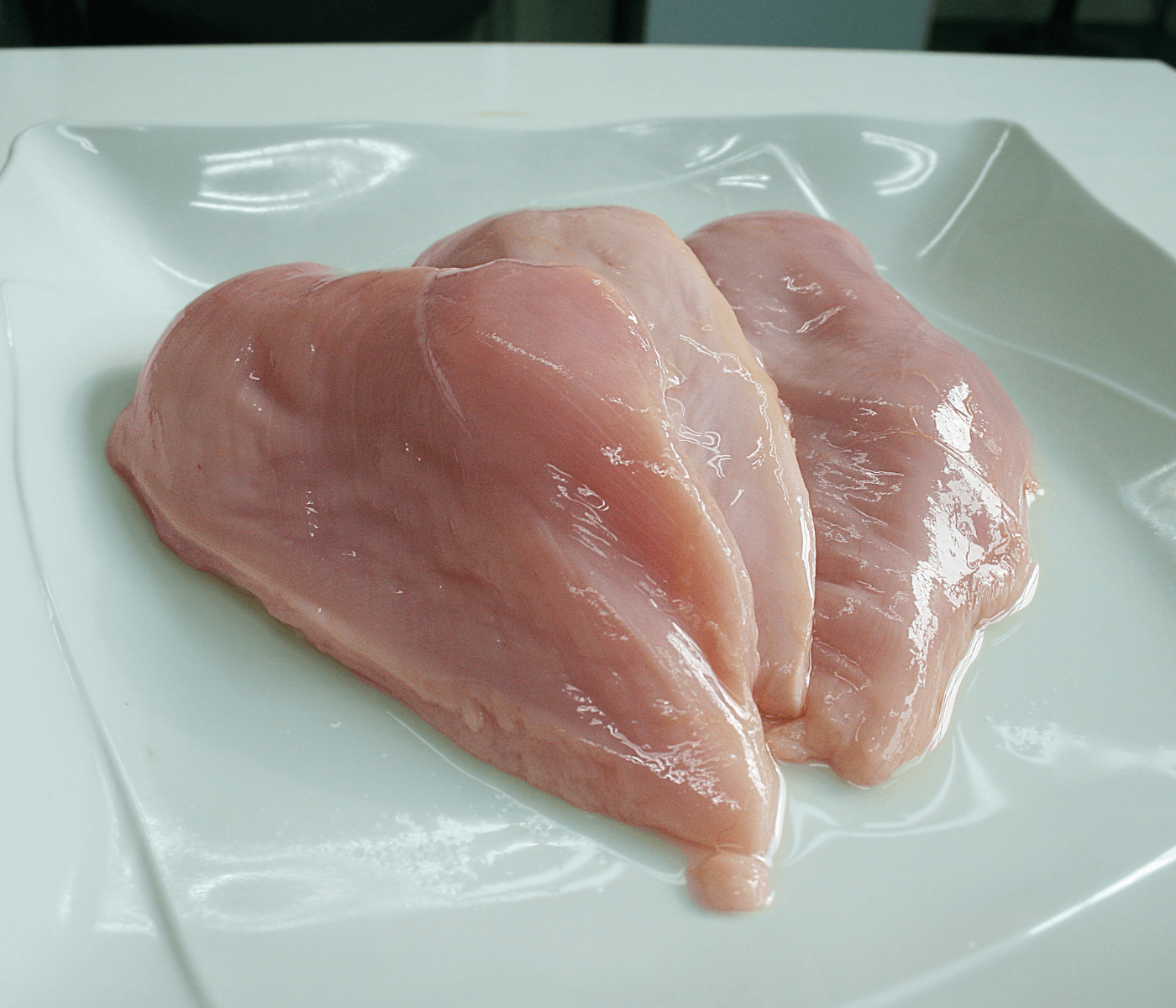 Início de mês eleva demanda de carne de frango, mas preço reage pouco