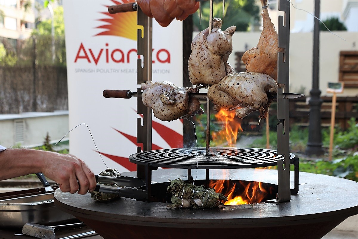 AVIANZA y el chef Alfonso Castellano elaboran las recetas de carne de ave a la barbacoa del verano