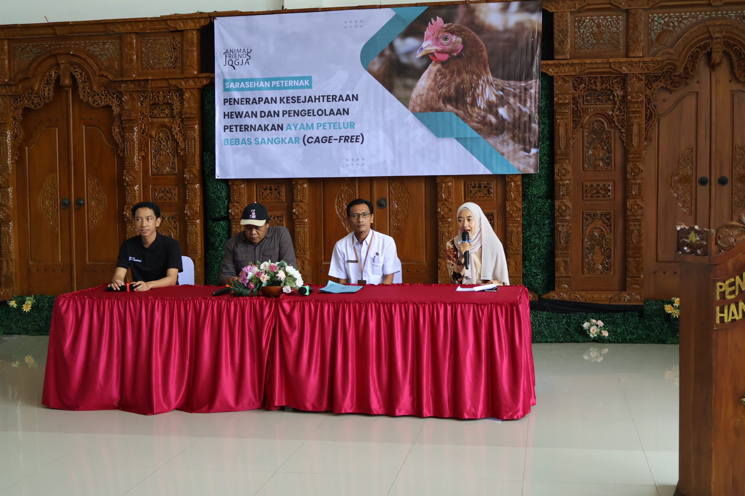 Mengenalkan sistem beternak ayam petelur bebas sangkar ke para peternak Blitar