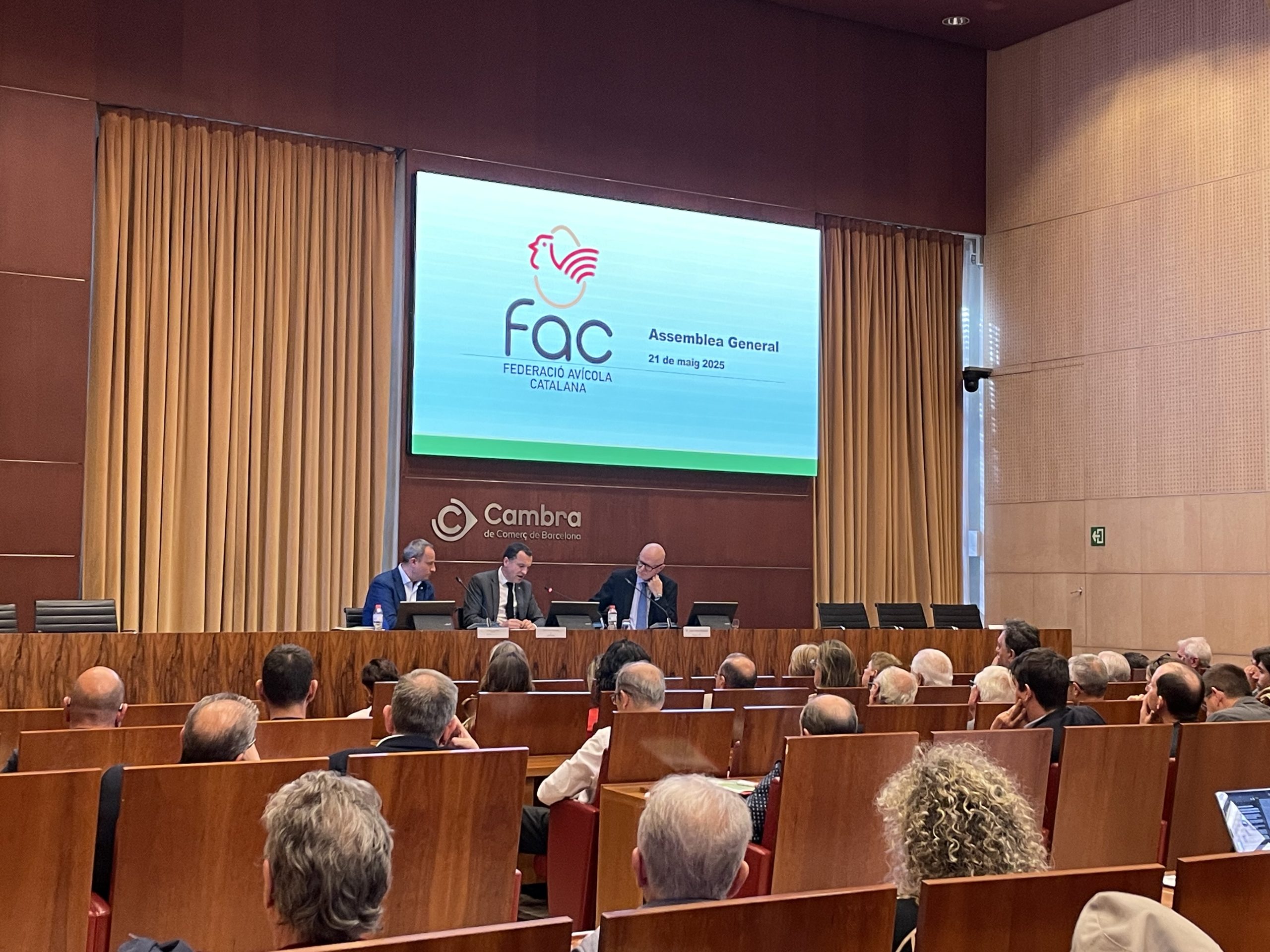 La inestabilidad comercial y los cambios legislativos europeos centran la atención del sector avícola catalán