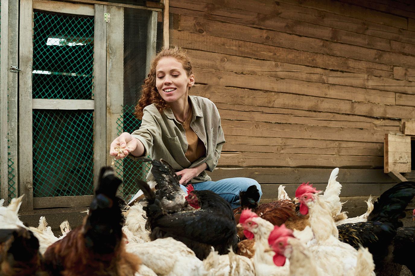 Mujer con gallinas