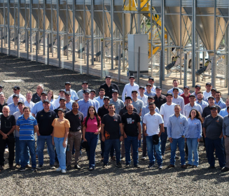 Aviagen aumenta capacidad de producción y recibe visita de clientes en su nueva granja de abuelos en Brasil