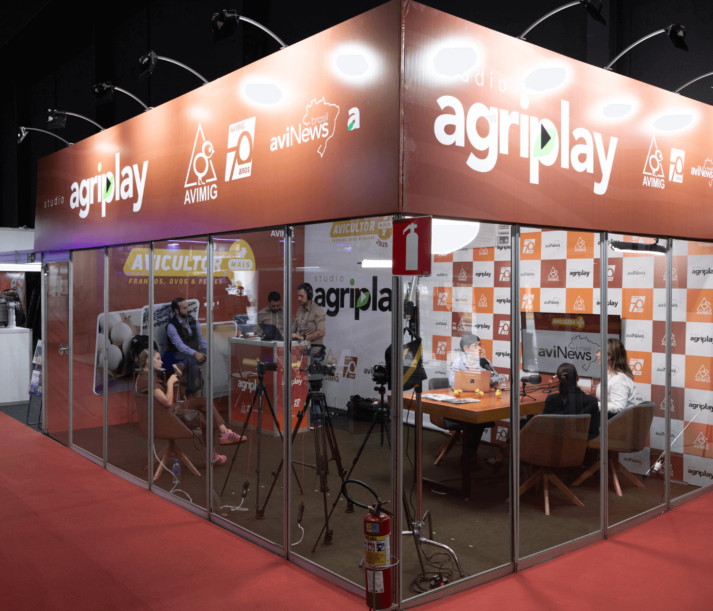 Parceria entre agriNews Brasil e AVIMIG fortalece a avicultura com estúdio agriPlay no Avicultor+ 2025