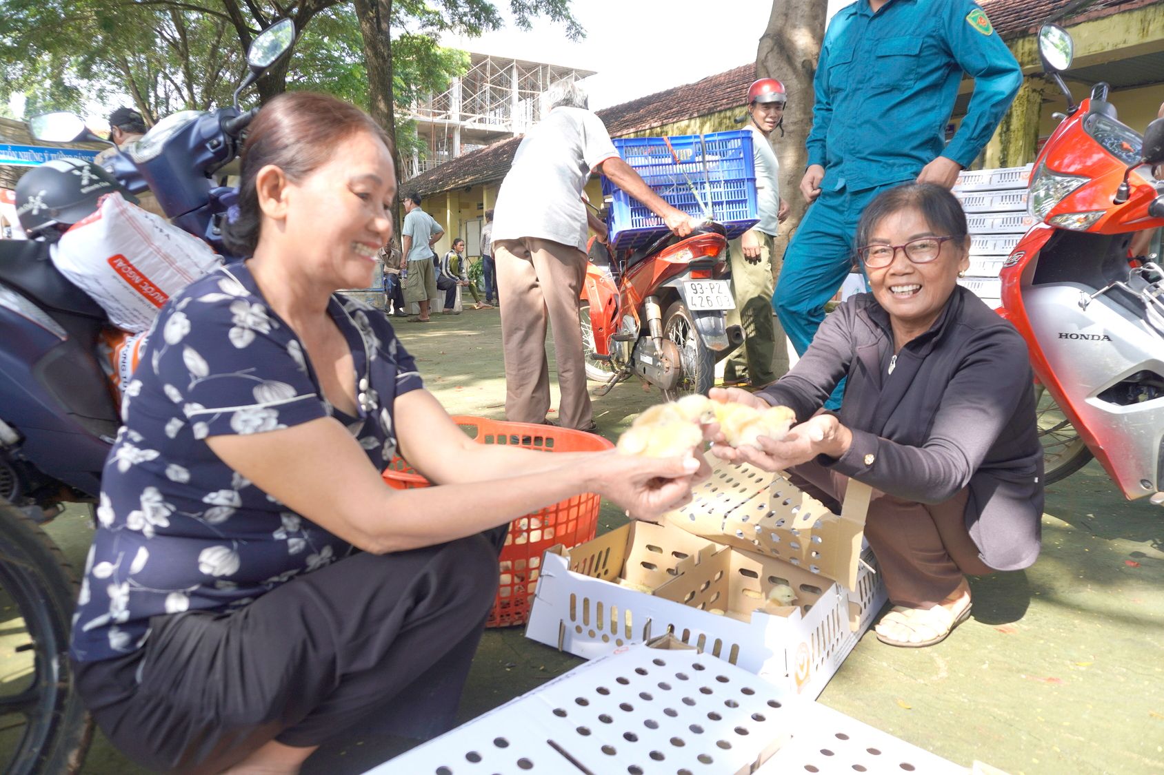 Japfa Vietnam donates 8000 chicks for Dong Nai farmers