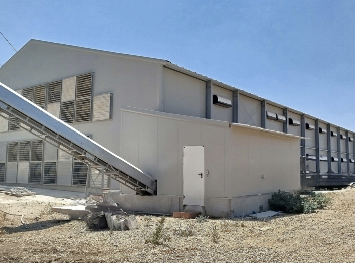 Nave avícola en estructura metálica para COD.2 en granja Ovimar