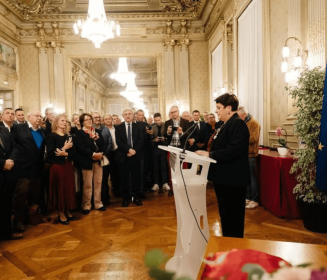 Anne Marie Quéméner, comisaria general de la feria SPACE, recibe la insignia de Oficial de la Orden del Mérito Agrícola