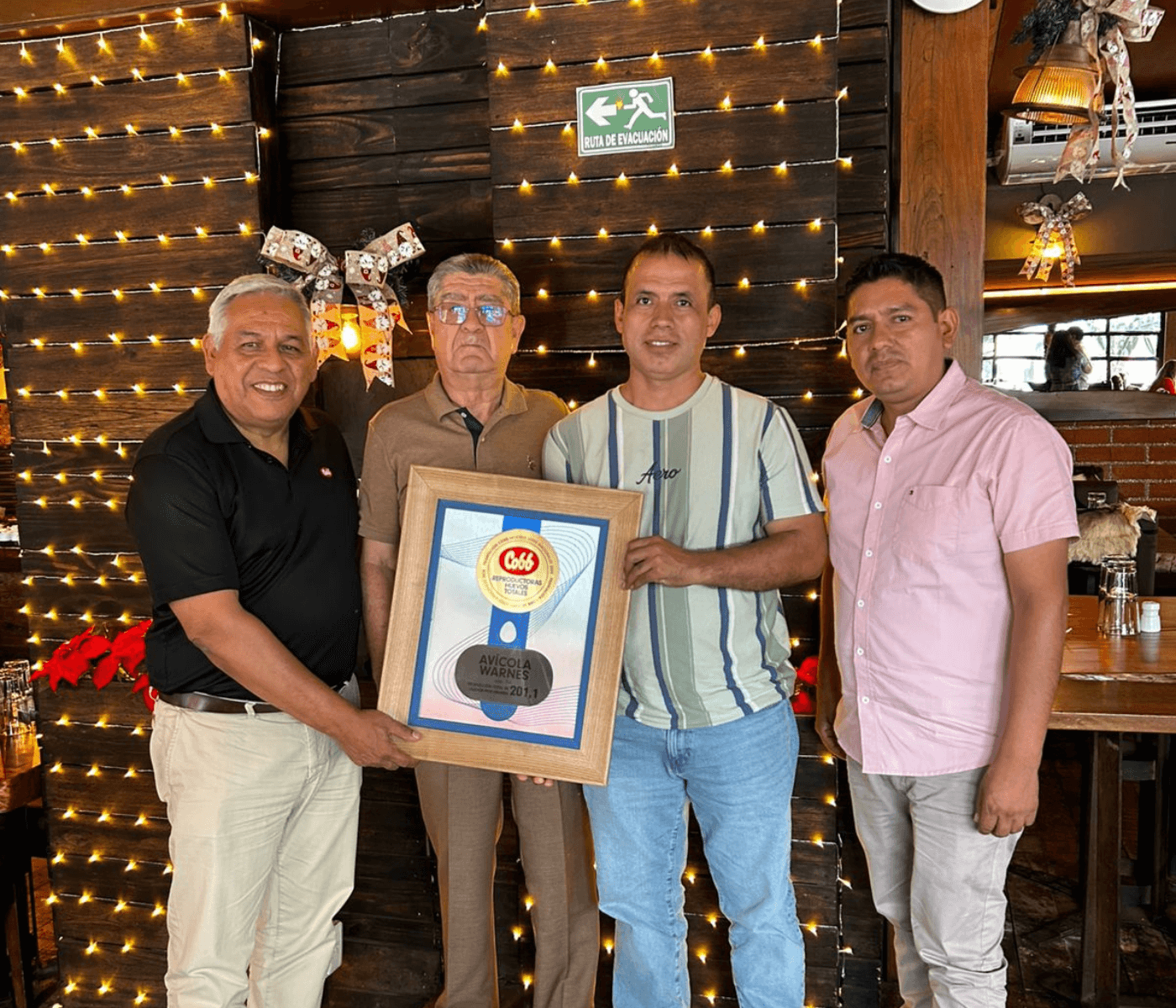 Cobb reconhece a Avícola Warnes por alcançar o melhor lote...