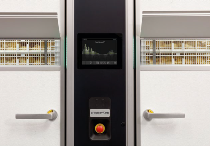 NestSound™, a exclusiva tecnologia de monitoramento de som de pintinhos da Petersime que alerta automaticamente o gerente de incubatório quando os pintinhos precisam de atenção durante o armazenamento. 