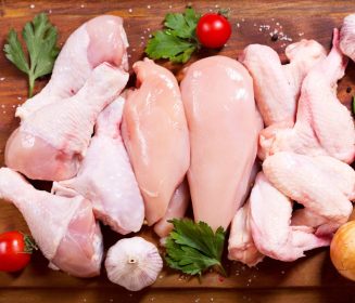pollo en mesa