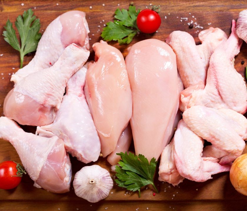 pollo en mesa
