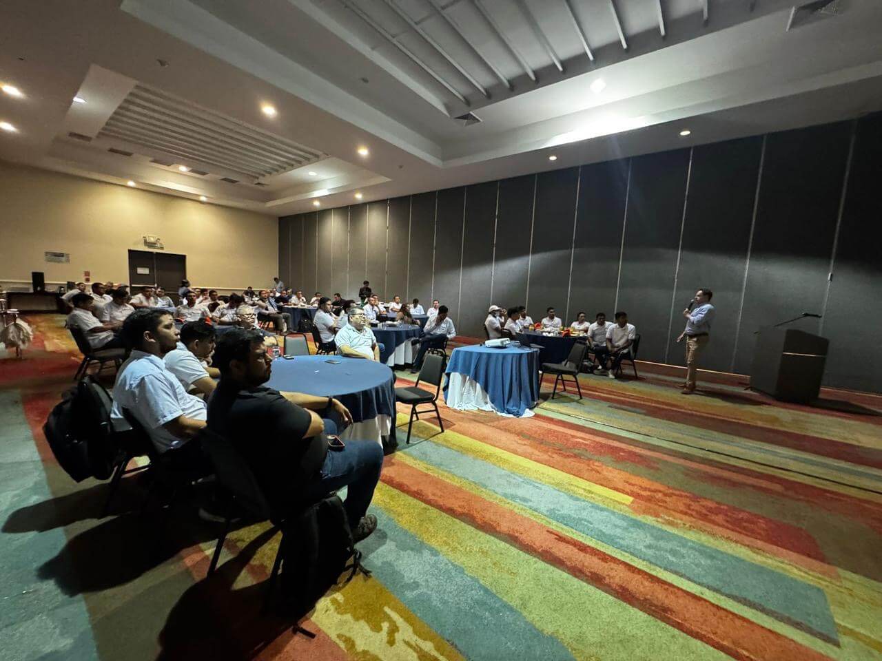 A empresa de genética avícola Cobb-Vantress realizou com sucesso visitas técnicas na América Central com seu Seminário Cobb800™