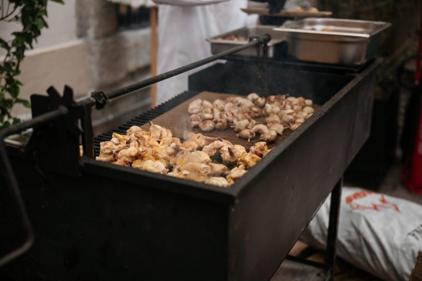 Barbacoa -con -pollo, pavo -y -codorniz preparada -para -disfrutar- de -la- final -del- Mundial- entre- España- y- Argentina.