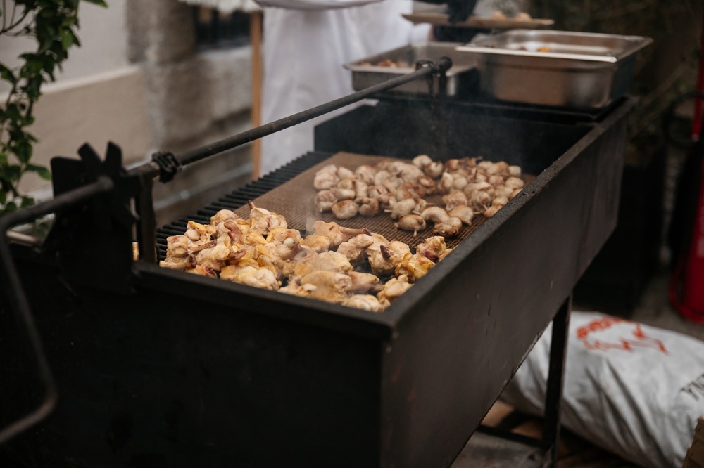 Antes de la final del Mundial, las brasas: pollo, pavo y codorniz para calentar el España-Argentina