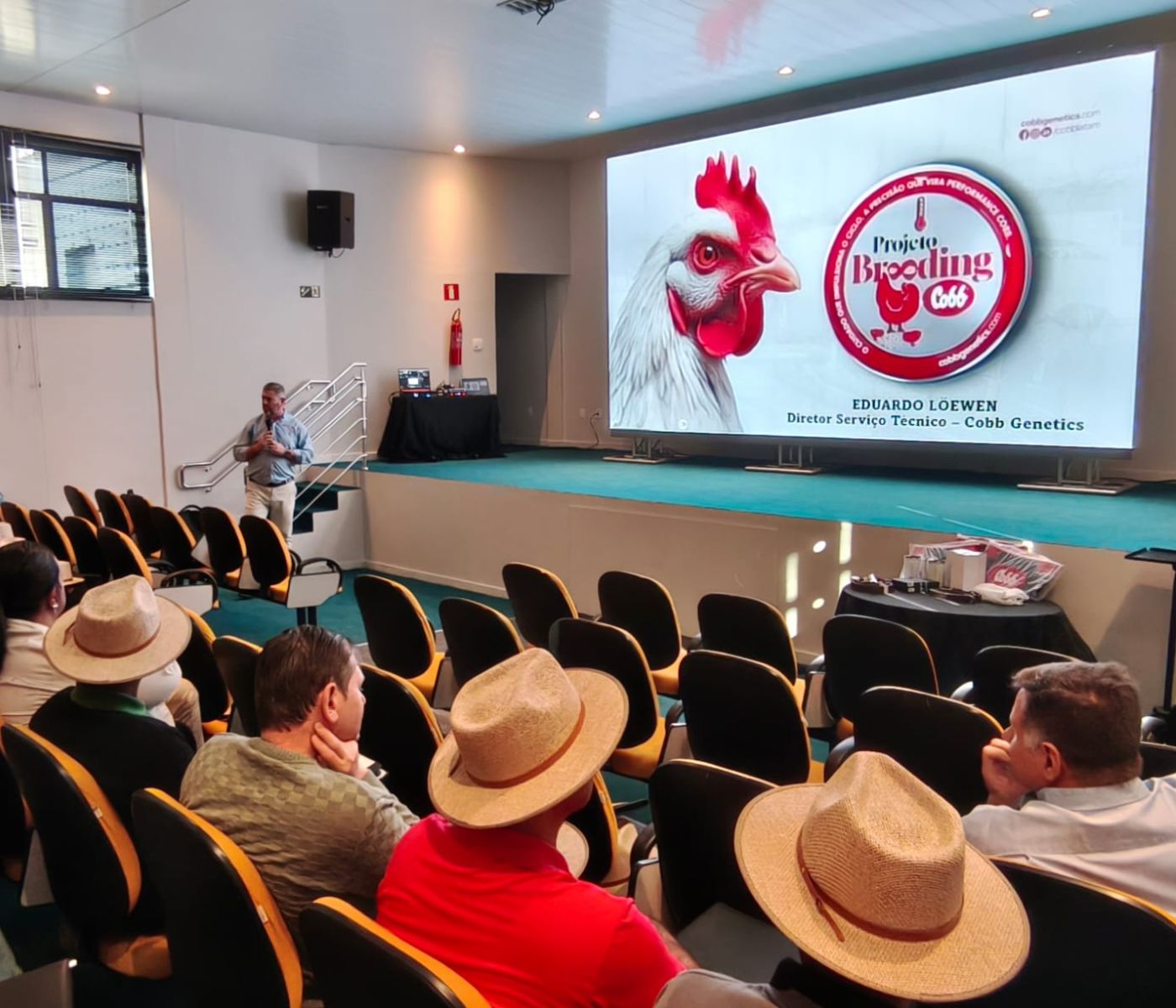 Cobb-Vantress promove Workshop Brooding em Minas Gerais com foco no manejo inicial de aves
